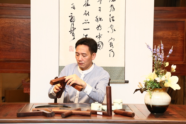 “只做精品，產(chǎn)品如人品”是陳新平始終秉承的理念，也是他對(duì)品質(zhì)的極致追求