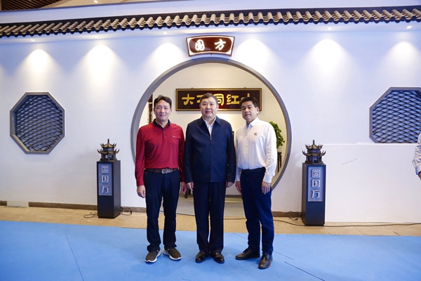 中國(guó)家具協(xié)會(huì)理事長(zhǎng)徐祥楠（中）、中山市大涌鎮(zhèn)鎮(zhèn)長(zhǎng)賀修虎（右一）與國(guó)方家居董事長(zhǎng)陳新平在國(guó)方家居展位前合影留念