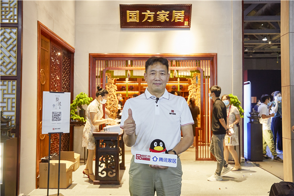國(guó)方家居董事長(zhǎng)陳新平在2021廣州建博會(huì)為中式原木整裝代言