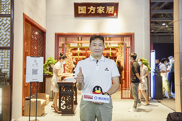 國方家居董事長陳新平在廣州建博會(huì)為中式原木整裝代言