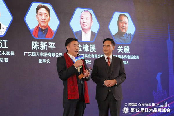 國方家居董事長陳新平榮獲“2021紅木家具十大領(lǐng)軍企業(yè)家”，并接受中央電視臺(tái)軍事頻道主持人唐劍采訪