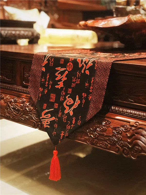 紅色桌旗是較經(jīng)典的款式，代表著喜慶與高貴