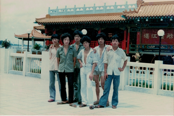 1989年，在陳新平（左二）的倡議和組織下，杜世春（右一）、陳正民（左四）等人的積極響應(yīng)下，“大不同”工作隊正式成立。照片攝于1989年湛江畫舫
