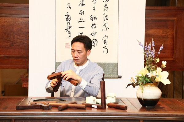 當(dāng)了一年多廠長(zhǎng)后，陳新平開(kāi)始信念涌動(dòng)，初試創(chuàng)業(yè)