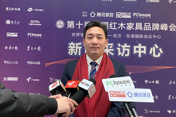 國(guó)方董事長(zhǎng)陳新平正接受中央電視臺(tái)、廣東電視臺(tái)、廣州日?qǐng)?bào)、騰訊家居、太平洋家居、品牌紅木等媒體的采訪