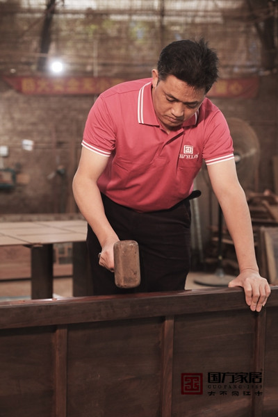 國方匠人在家具組裝過程中要保證家具端正，受力均勻