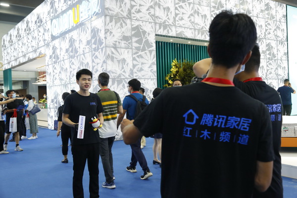 騰訊家居紅木直擊廣州建博會第一現(xiàn)場，帶領(lǐng)線上觀眾近距離觀看建博會