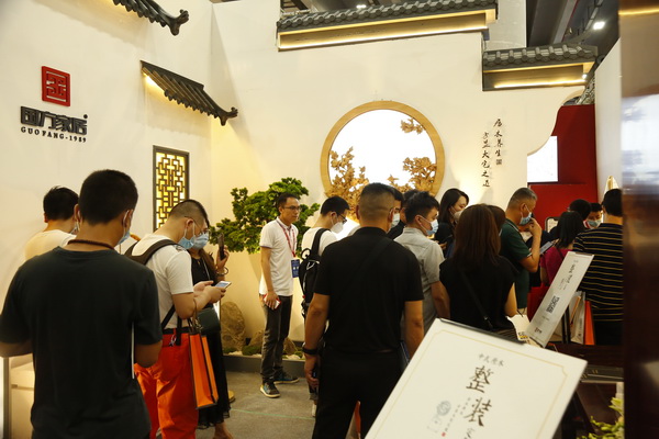 國方家居在建博會的中式原木整裝展位吸引大量觀眾參觀咨詢