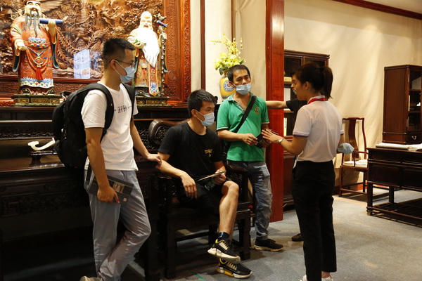 國方家居在建博會的中式原木整裝展位吸引大量觀眾參觀咨詢