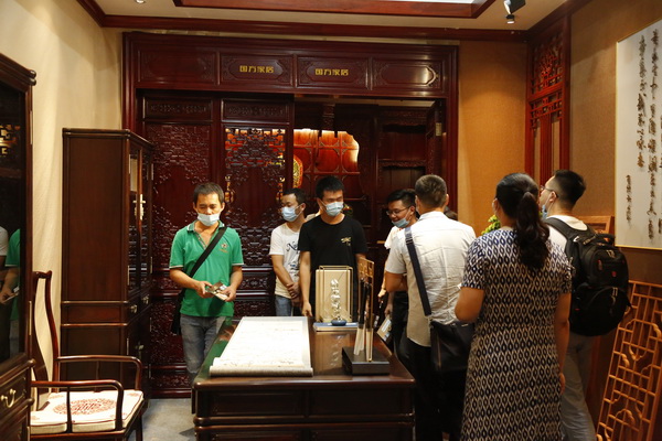 國方家居在建博會的中式原木整裝展位吸引大量觀眾參觀咨詢 國方家居在建博會的中式原木整裝展位吸引大量觀眾參觀咨詢