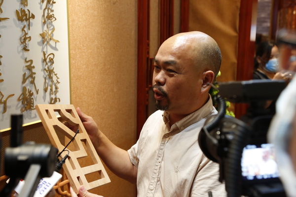 國方家居工藝總監(jiān)陳正民通過樣板對比介紹國方家居的工藝標準